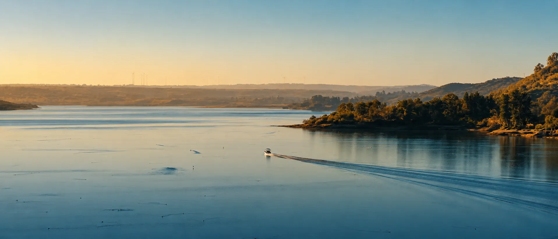Lago Rapel al atardecer con una lancha navegando — Raíces de Rapel